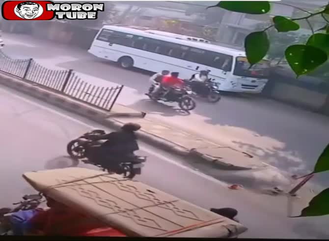 Video :A guy flies away on a truck while mimicking E